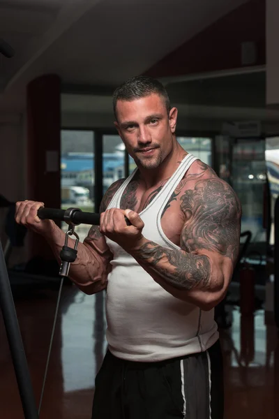 Gezonde jonge man doen oefening voor biceps — Stockfoto