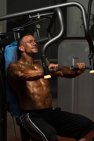 Chest Exercises On A Machine — Stock Photo, Image