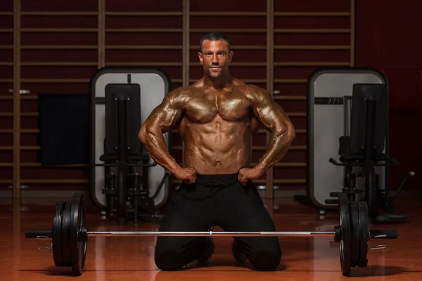 Retrato de un joven musculoso físicamente en forma — Foto de Stock