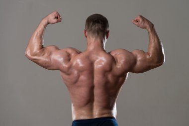 kaslı adam kasların esneme