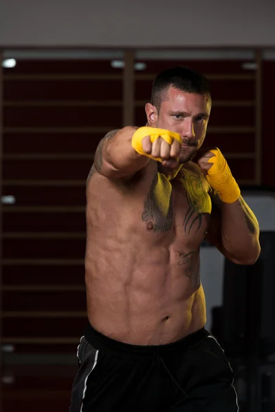 Svalnatý boxer mma bojovník praxe své dovednosti — Stock fotografie