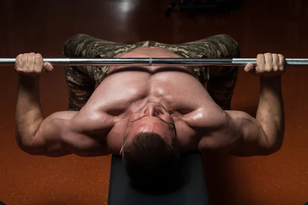 Bodybuilder uitoefening borst met Barbell — Stockfoto