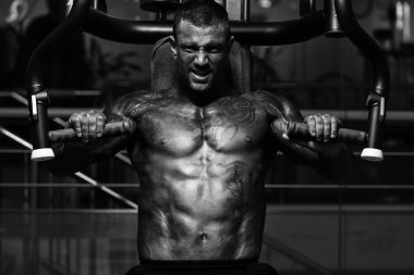 bir makine üzerinde göğüs egzersizleri