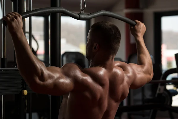 Hombre muscular haciendo ejercicio de peso pesado para la espalda — Foto de Stock