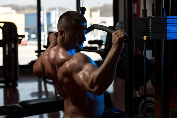 Man gör tung vikt träning för rygg — Stockfoto