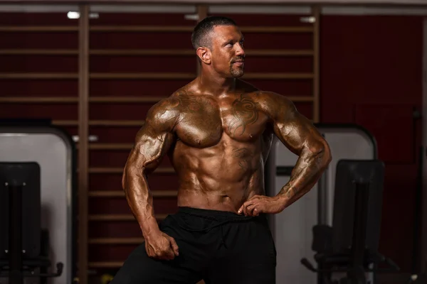 Young Bodybuilder Flexing Muscles — Stock Photo, Image