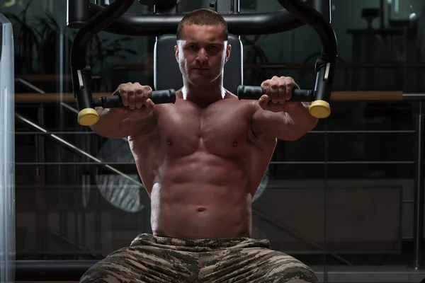 Chest Exercises On A Machine — Stock Photo, Image