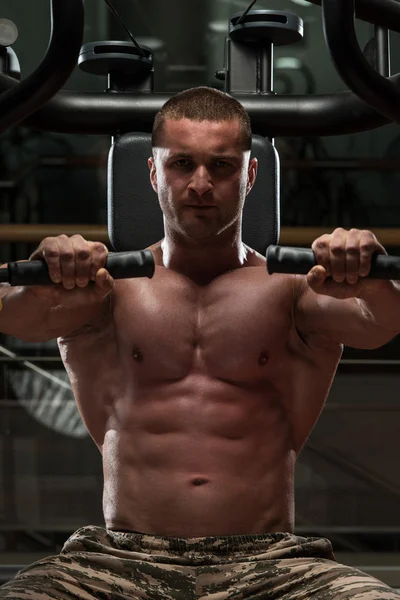 Chest Exercises On A Machine — Stock Photo, Image