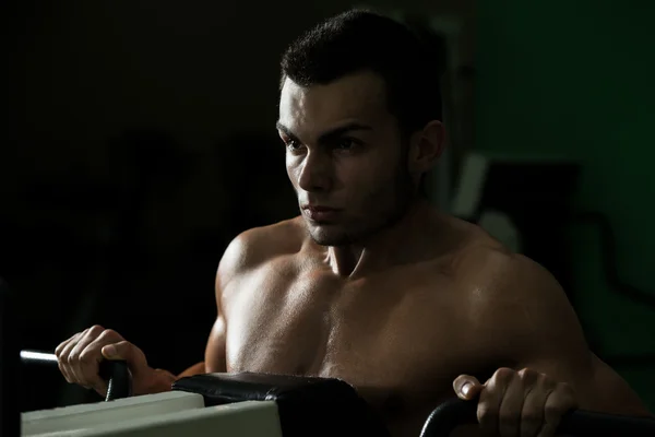 Mladý muž dělá těžké váze cvičení pro záda — Stock fotografie