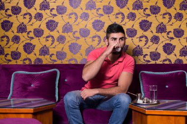 Cafe Bar kahve içme adam