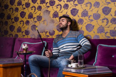 Adam geleneksel nargile Sigara