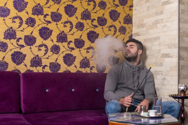 Sakallı adam sakin ol duman Shisha