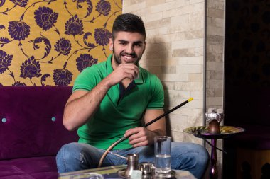 Nargile sigara ve kahve içme adam