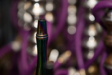 Birkaç nargile Cafe barda dizilmiş