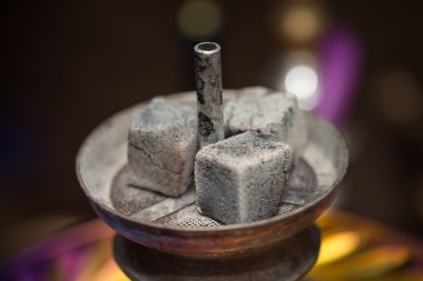 Hazırlık kömür ile nargile sigara için