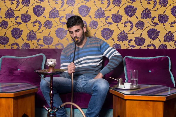 Homem fumando Shisha no restaurante árabe — Fotografia de Stock