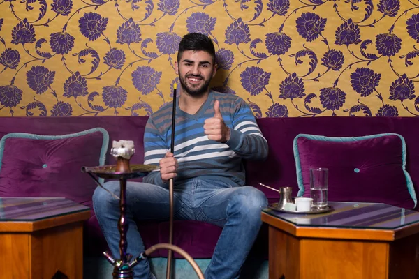 Ung Man visar tummen upp med vattenpipa Shisha — Stockfoto