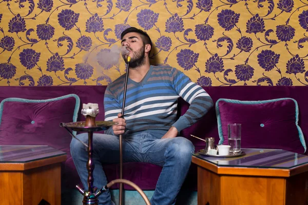 Homem com barba Relaxar Fumar Shisha — Fotografia de Stock