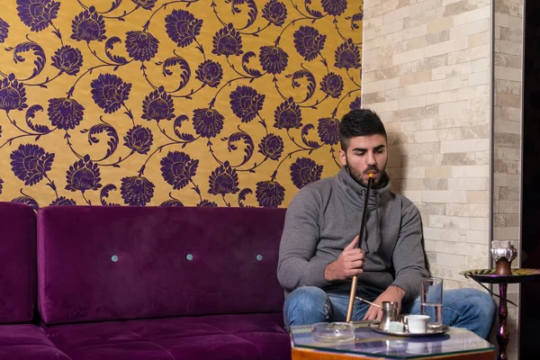 Homem com barba Relaxar Fumar Shisha — Fotografia de Stock