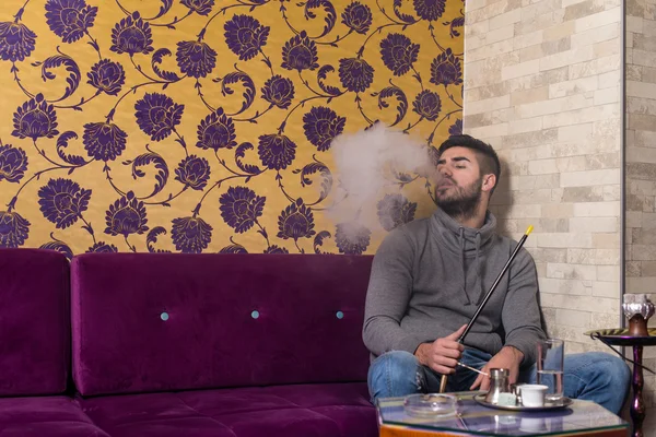 Άνδρας με γενειάδα χαλαρώσετε καπνίζουν Shisha — Φωτογραφία Αρχείου