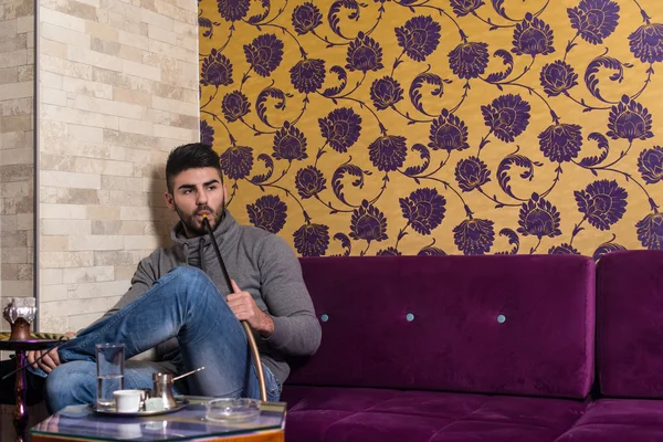 Man Smoking The Traditional Hookah — Stock Photo, Image