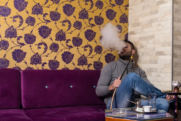 Mann raucht Shisha in arabischem Café — Stockfoto