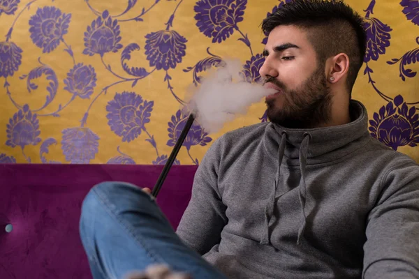 Adam sigara shisha Arapça Cafe — Stok fotoğraf