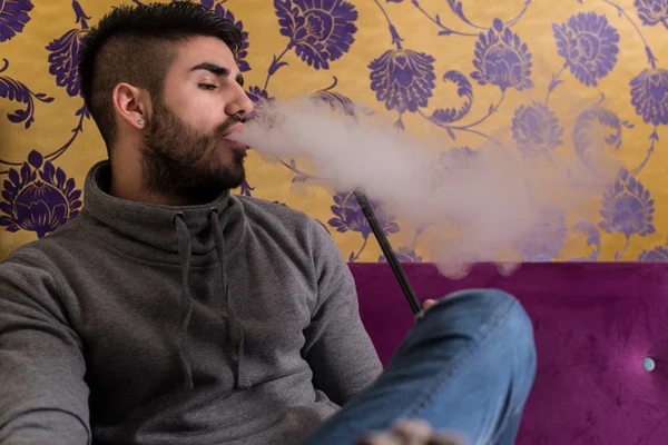 Muž s plnovousem uvolnit kouř Shisha — Stock fotografie