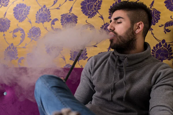 Homem fumando shisha no café árabe — Fotografia de Stock