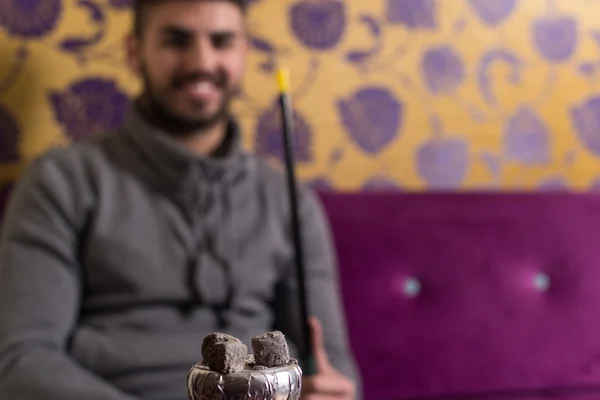 Homme avec narguilé Shisha et charbon de bois lumineux — Photo