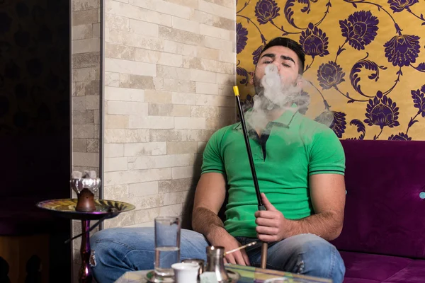 Muž s plnovousem uvolnit kouř Shisha — Stock fotografie