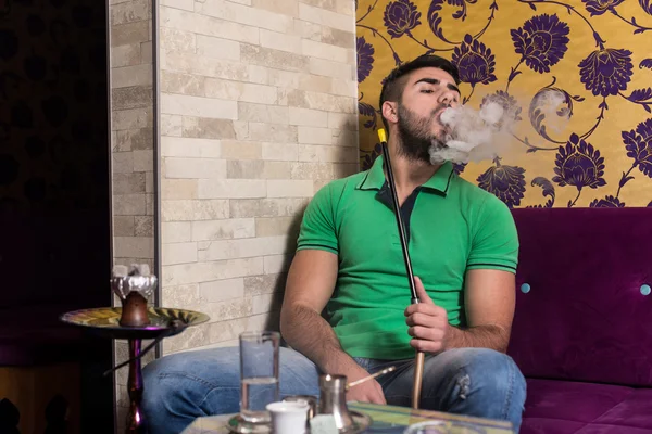 男人吸烟水烟在阿拉伯语咖啡馆 — 图库照片