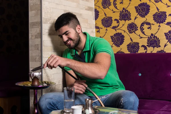 Man Smoking The Traditional Hookah — Stock Photo, Image