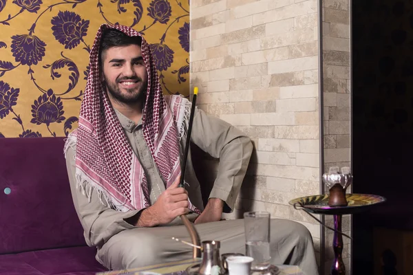 Muslim Man Smoking The Traditional Hookah — Stock Photo, Image