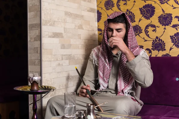 Arabe homme fumant Shisha et boire du café — Photo