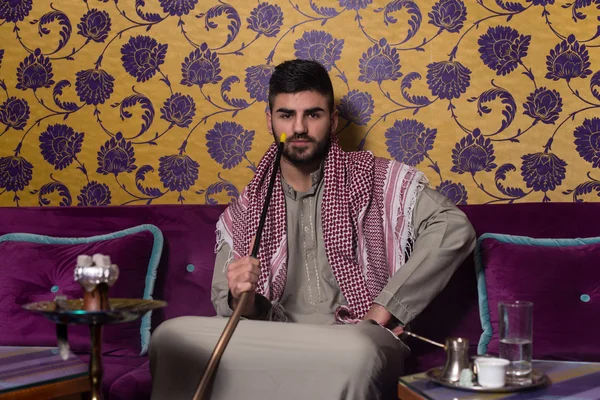 Islamitische Man roken Shisha In het Arabisch Cafe — Stockfoto
