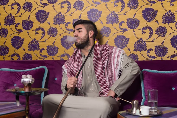 Arabische Man Shisha roken en drinken koffie — Stockfoto