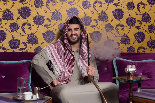 Muslim Man Smoking The Traditional Hookah — Stock Photo, Image