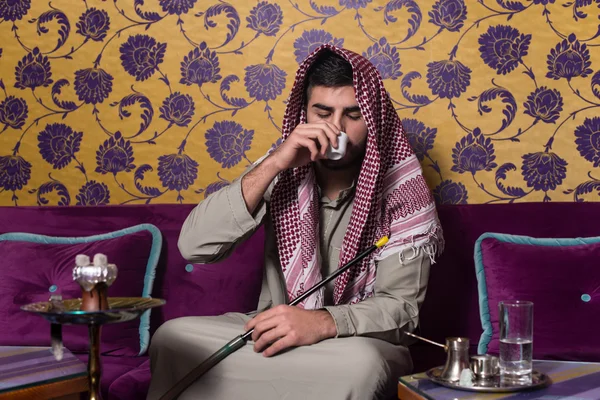 Arabe homme fumant Shisha et boire du café — Photo