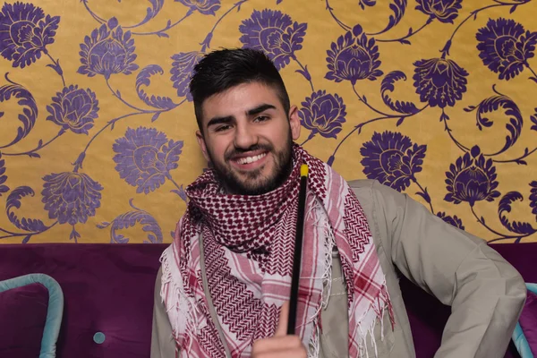 Muslim Man Smoking The Traditional Hookah — Stock Photo, Image