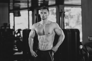 Modern Fitness merkezinde genç adam sökük