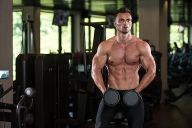 pazı dumbbells ile egzersiz vücut geliştirmeci
