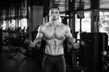 genç adam pazı çalışma