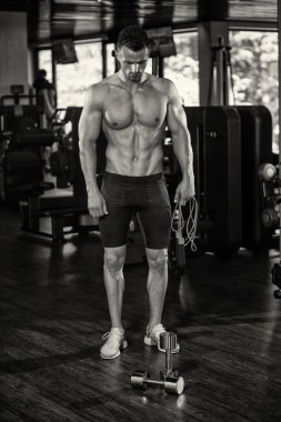 Genç adam sağlıklı kulübünde egzersiz sonra dinlenme