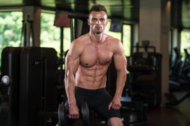 Bacaklar için egzersiz yaparak genç adam