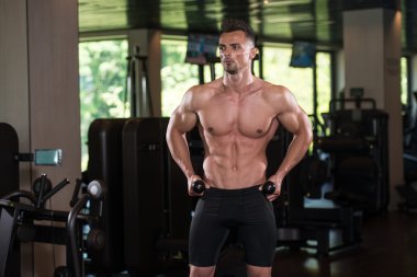 Portrait Of A fiziksel olarak Triceps ip ile adam