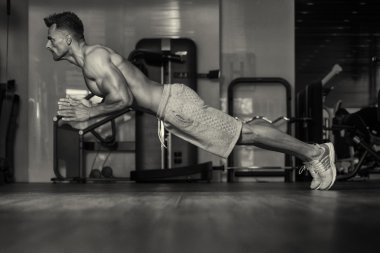 İşin aşırı Push Up katta genç adam