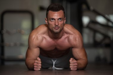 Genç adam yapıyor katta Push Ups