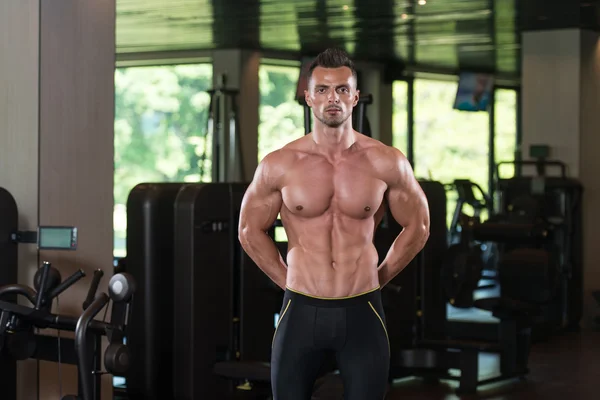 Ritratto di un uomo in palestra moderna — Foto Stock