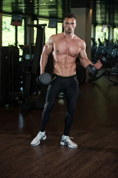 Joven haciendo ejercicio bíceps — Foto de Stock